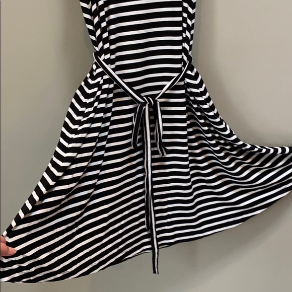 LOFT Sleeveless Swing Dress w/Pockets - Picture 3 of 6